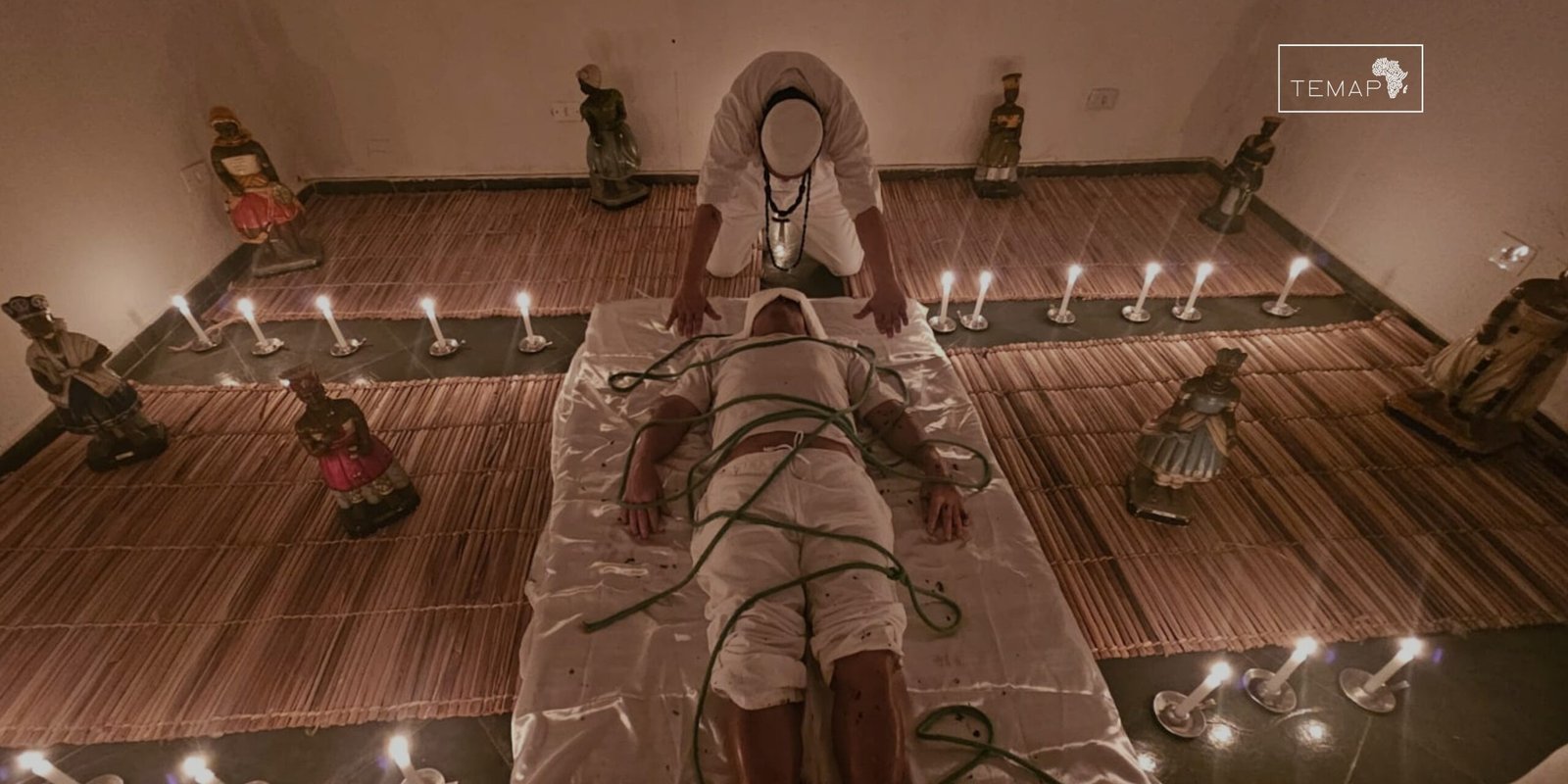 Elementos usados em trabalhos espirituais positivos no TEMAP, com velas, ervas e orixás.